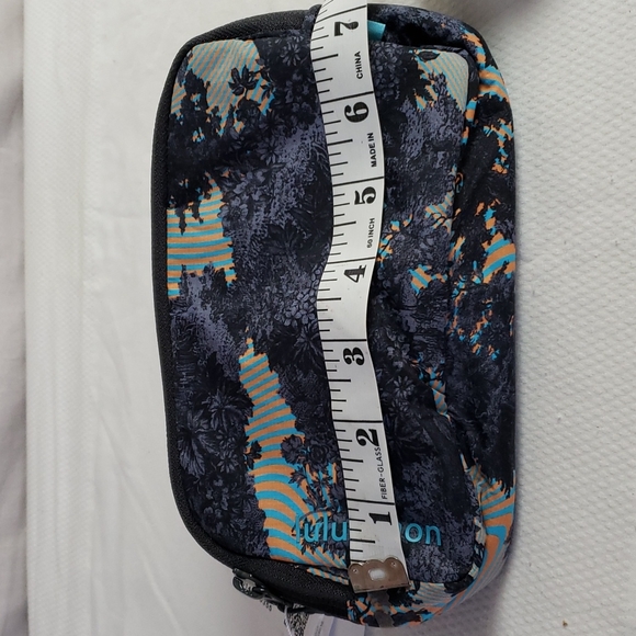 NEW Lululemon Everywhere Mini Belt Bag in Psychedelic Toile Peri Purple - Picture 5 of 9